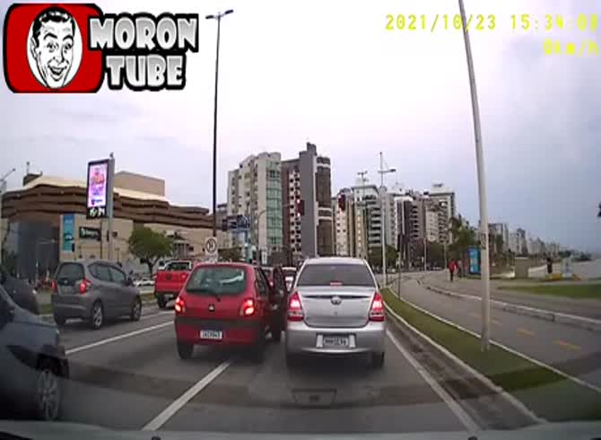 Video :During a road rage, a door fight occurs